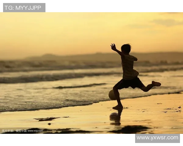 足球明星们在阳光沙滩上享受海边度假生活的精彩瞬间