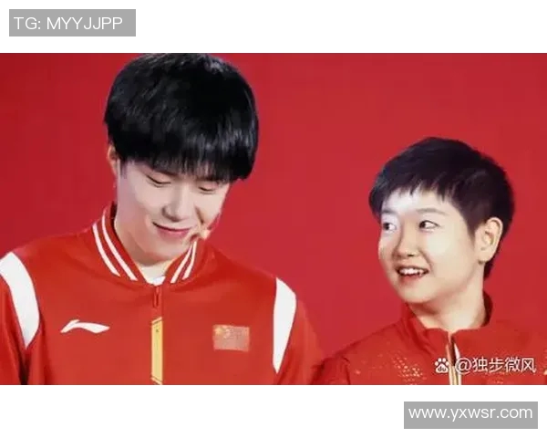 与足球明星深情对视的瞬间捕捉展现了运动与激情的完美结合